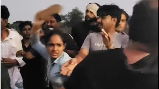 अभद्रता की तो महिला ने दिखाया रोद्र रुप, फिर दे दना दन चप्पलों से शराबी को पीटा, देखिए Video