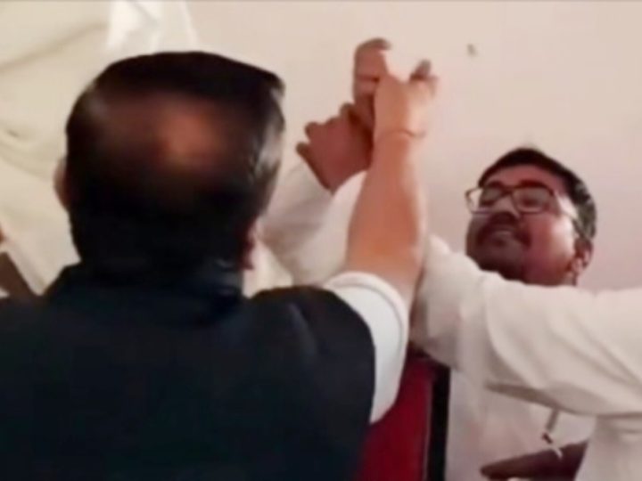 कांग्रेस विधायक हरीश चौधरी का हाथ पकड़ कर रोका BJP नेता ने, कार्यक्रम में मच गया हड़कंप, जानिए क्यों