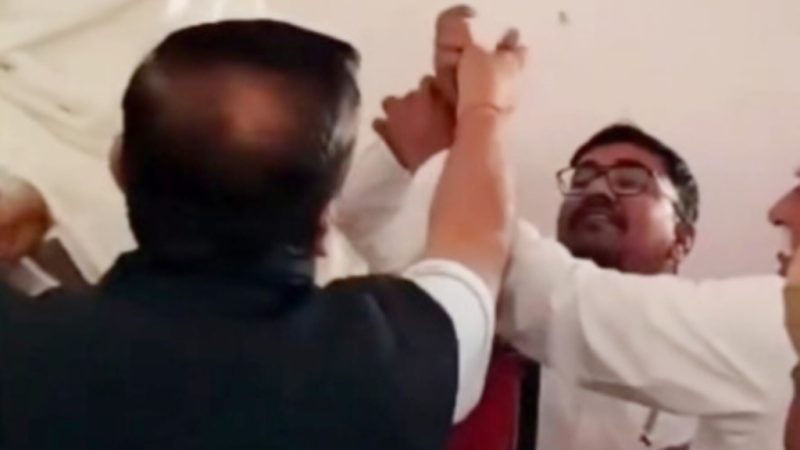 कांग्रेस विधायक हरीश चौधरी का हाथ पकड़ कर रोका BJP नेता ने, कार्यक्रम में मच गया हड़कंप, जानिए क्यों