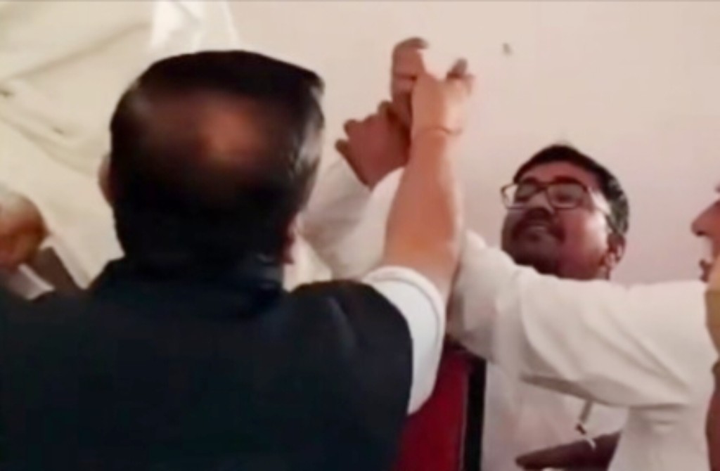 कांग्रेस विधायक हरीश चौधरी का हाथ पकड़ कर रोका BJP नेता ने, कार्यक्रम में मच गया हड़कंप, जानिए क्यों