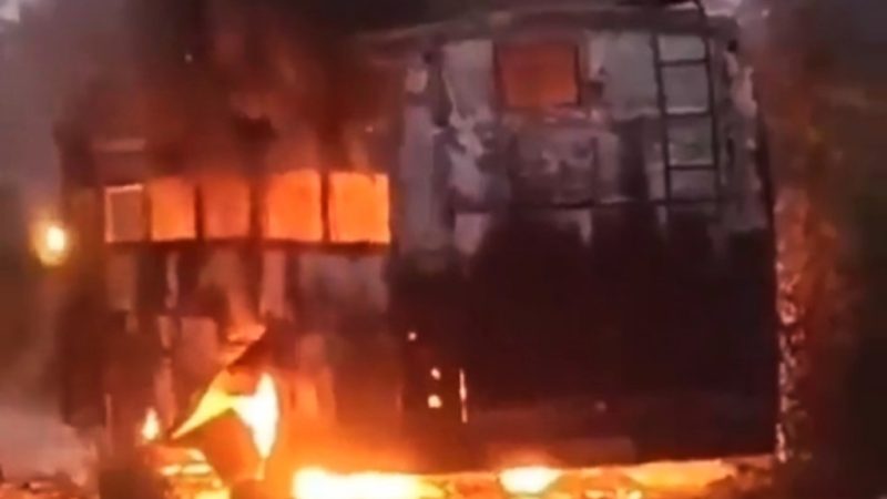 बारातियों की स्लीपर बस बन गई आग का गोला, देखिए भीषण हादसे का Video