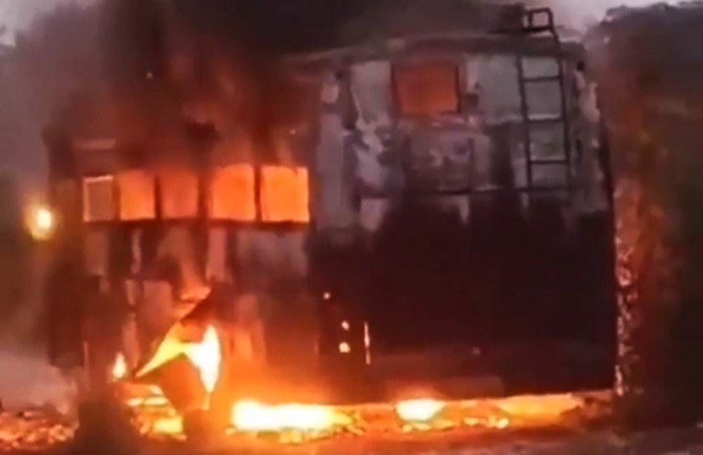 बारातियों की स्लीपर बस बन गई आग का गोला, देखिए भीषण हादसे का Video