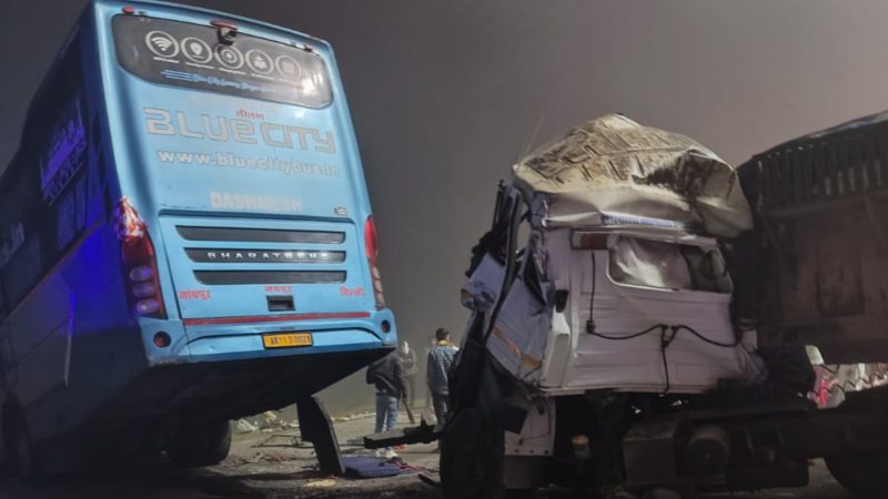 राजस्थान में फिर हादसा! बस और ट्रेलर कोहरे के बीच हुए हादसे से कांप गए यात्री, जानिए मामला