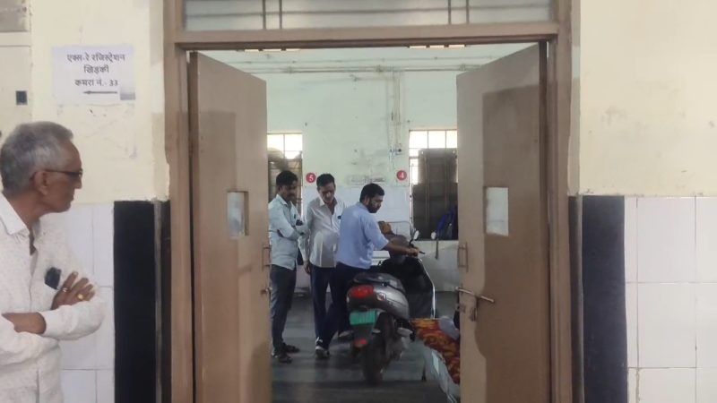 नर्सिंग कर्मी ने रोगियों की जान को डाल दिया जोखिम में! स्कूटी को वार्ड में घुमाकर लगाया चार्जिंग पर, देखिए Video