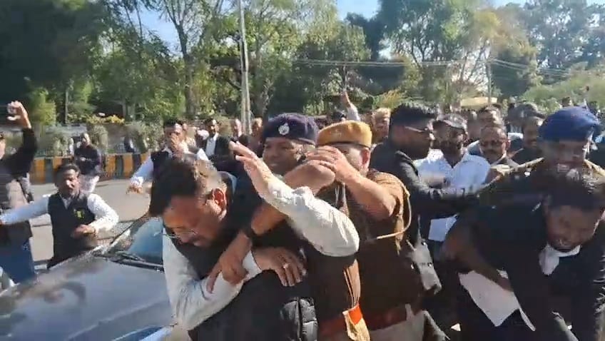 वकीलों ने एक्सईएन को दौड़ा दौड़ा कर पीटा, पुलिस भी नही बचा पाई, देखिए Video