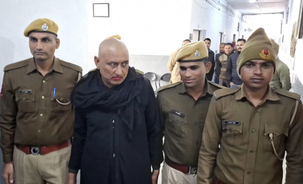 आरोपी के होंठो पर लिपिस्टिक और महिला का भेष, धौलपुर पुलिस ने शातिर रेपिस्ट को यूं पकड़ा वृंदावन से