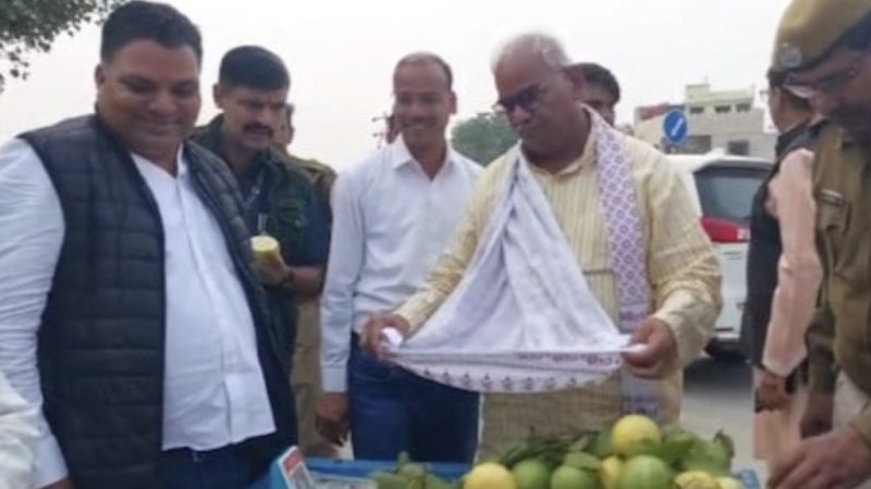 मंत्री मदन दिलावर ने ठेला वाले के सामने फैला दी अपनी झोली ! नजारा देखकर सब हैरान