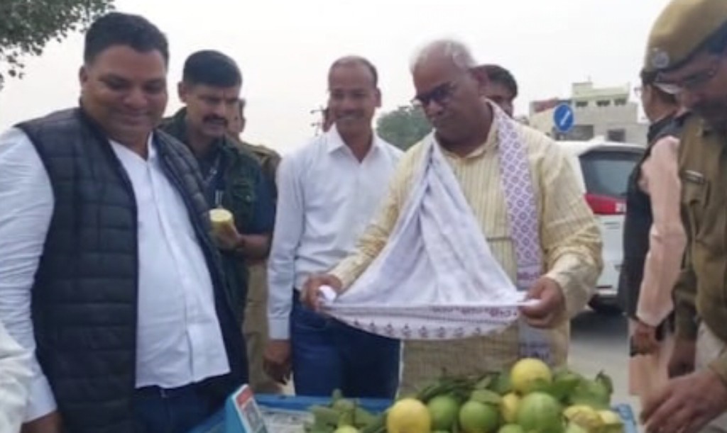 मंत्री मदन दिलावर ने ठेला वाले के सामने फैला दी अपनी झोली ! नजारा देखकर सब हैरान