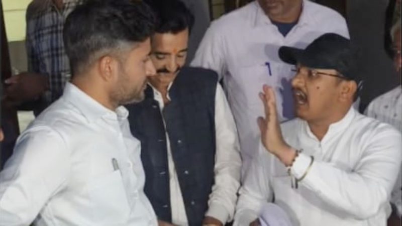 एसडीएम और प्रधान भिड़ गए जमकर, कहा डाला प्रधानी नहीं होती तो इस्तीफा दे दो