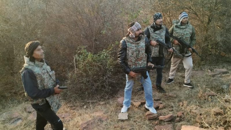 पुलिस और कुख्यात अपराधी के बीच गोलियों की तड़तड़ाहट, पुलिस की लगी गोली, फिर…