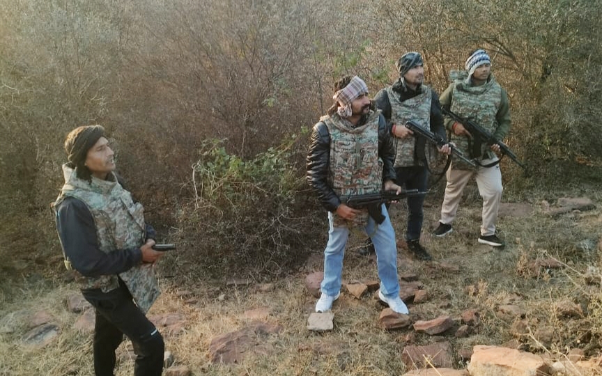 पुलिस और कुख्यात अपराधी के बीच गोलियों की तड़तड़ाहट, पुलिस की लगी गोली, फिर…