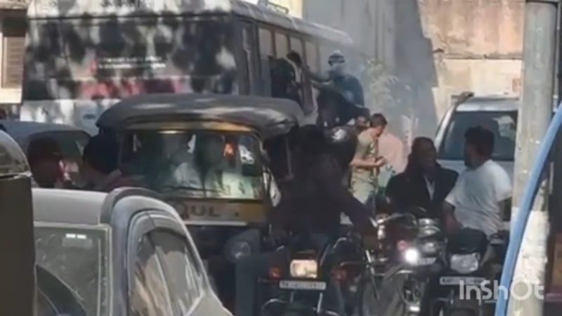 रोड़वेज बस में अचानक हुआ तेज ब्लास्ट, यात्री खिड़कियां से कूद पड़े, देखिए Video