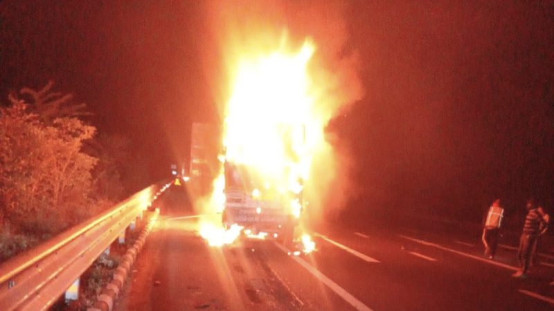अलवर हादसे में तीन जने जलकर हुए खाक, हाईवे पर मच गई खलबली, देखिए Video
