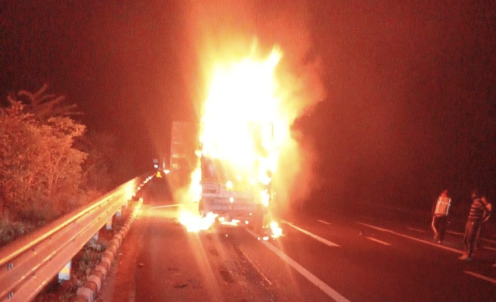 अलवर हादसे में तीन जने जलकर हुए खाक, हाईवे पर मच गई खलबली, देखिए Video