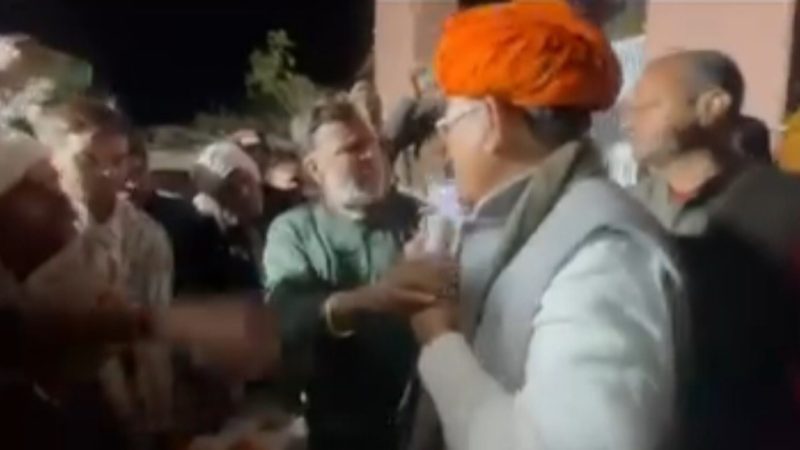 निवाई विधायक रामसहाय वर्मा से माइक छिनने का प्रयास, ग्रामीणों ने सुनाई खरी खोटी, देखिए वीडियो