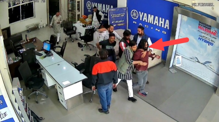 बाइक शोरूम में घुस गया बदमाश और फिर मालिक पर तान दी पिस्टल, देखिए Video