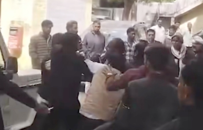 कोटा में वकीलों के दो पक्ष आपस में भिड़े, फिर चले जमकर लात घूंसे, देखिए Video