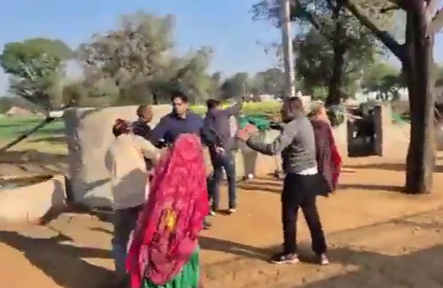 विजिलेंस टीम को ग्रामीणों ने लाठियों से जमकर पीटा, सोशल मीडिया पर वीडियो वायरल