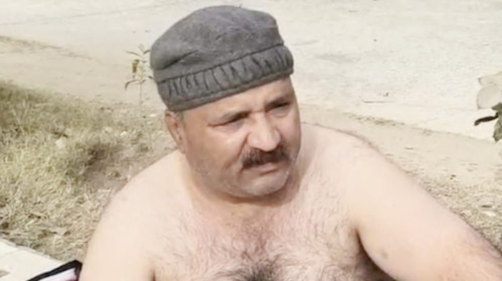 अर्द्ध नग्न होकर कलेक्ट्रेट में बैठा सरकारी कर्मचारी, वजह सुनोगे तो हो जाओगे हैरान, देखिए Video