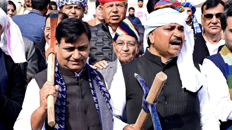 गेती और फावड़ा लेकर क्यों पहुंच गए डोटासरा और जूली, फिर हुआ जोरदार हंगामा, जानिए फिर क्या हुआ