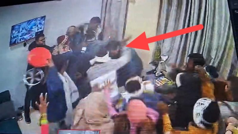 डॉक्टर पर दो दर्जन युवकों ने बरसाए जमकर लात घुसे, छोड़ने लिए मिन्नतें करता रहा डॉक्टर, देखिए Video