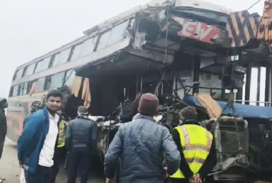 स्लीपर बस में फिर भीषण हादसा! चार जनों की मौत, 5 जने गंभीर घायल, जानिए कैसे हुआ हादसा