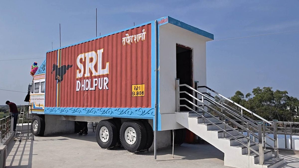 अनोखा कारनामा : घर की छत पर कैसे पहुंचा ट्रक! सोशल मीडिया पर जमकर चर्चा, हैरान कर देगी यह खबर