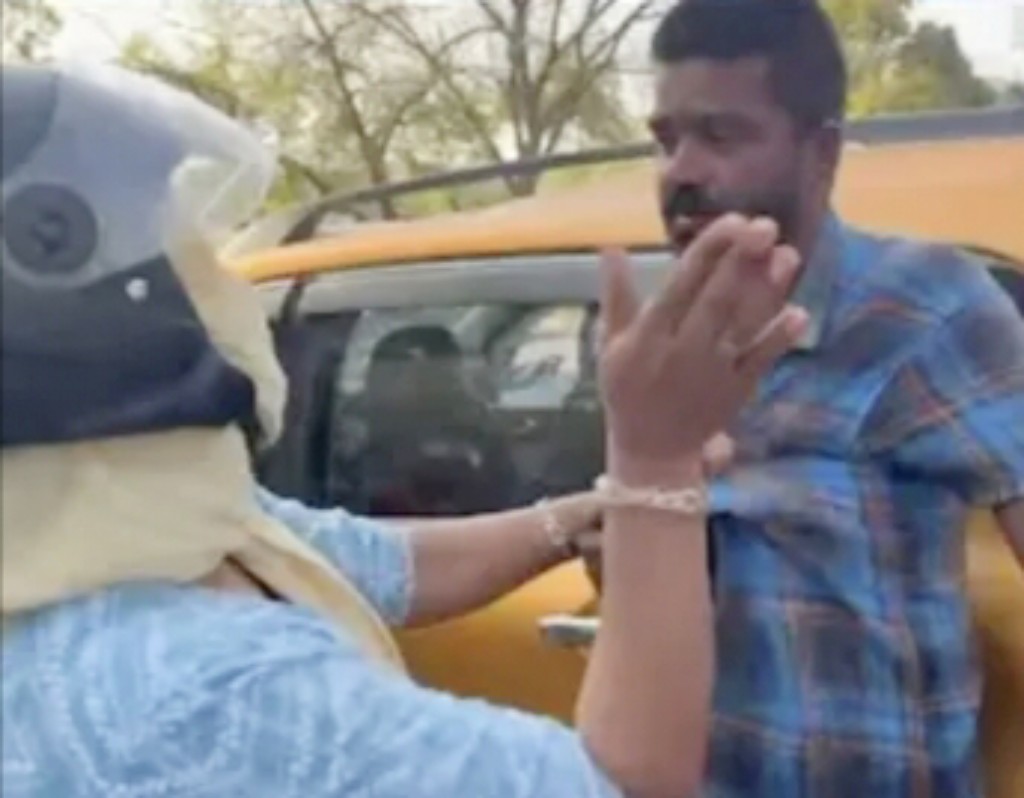 वैलेंटाइन डेे से पहले युवक का उतार दिया भूत, युवती ने सड़क पर युवक को मारे दे दनादन थप्पड़े, देखिए Video