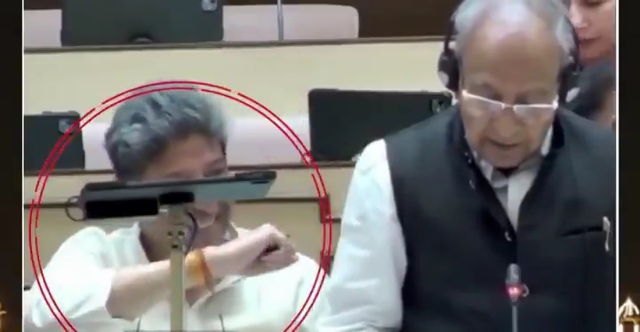 चलती विधानसभा में कांग्रेसी विधायक ने किया अश्लील भद्दा इशारा! देखकर आपको भी शर्म आ जाएगी, देखिए Video