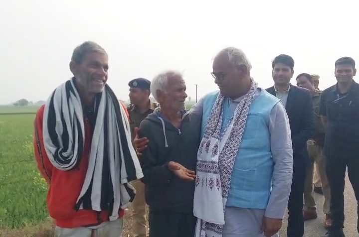 शिक्षा मंत्री को मिल गया बचपन का दोस्त, वह भी बकरी चराते हुए, फिर उसे गले लगा लिया, देखिए Video