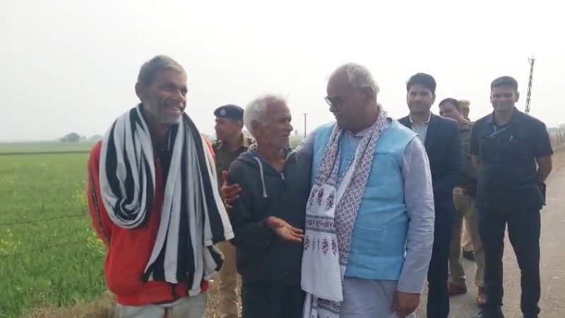 शिक्षा मंत्री को मिल गया बचपन का दोस्त, वह भी बकरी चराते हुए, फिर उसे गले लगा लिया, देखिए Video