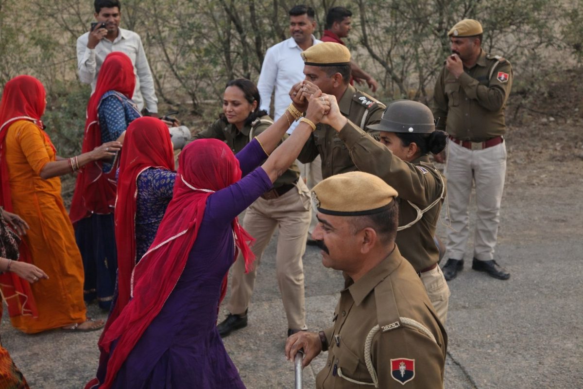 महिलाओं ने पुलिस की पकड़ ली लाठिया, फिर हुई धक्का मुक्की, जानिए महिलाओं ने क्यों किया बवाल
