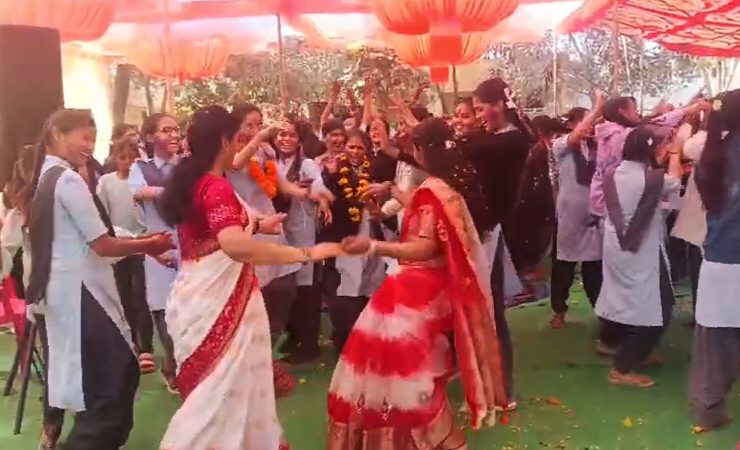 यह कैसी विदाई पार्टी? छात्राएं और महिला टीचर्स जमकर थिरकी अश्लील गानों पर, मर्यादा हुई तार-तार