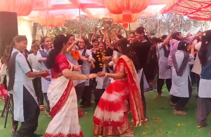 यह कैसी विदाई पार्टी? छात्राएं और महिला टीचर्स जमकर थिरकी अश्लील गानों पर, मर्यादा हुई तार-तार