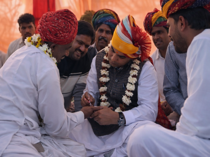 बीजेपी विधायक ने हाथ पर ही लिख दी काम होने की गारंटी, फिर बुजुर्ग भी झूम उठा, जानिए मामला