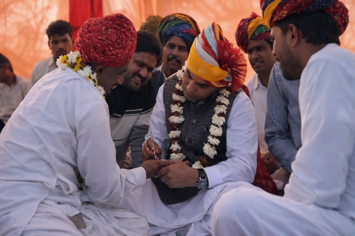 बीजेपी विधायक ने हाथ पर ही लिख दी काम होने की गारंटी, फिर बुजुर्ग भी झूम उठा, जानिए मामला