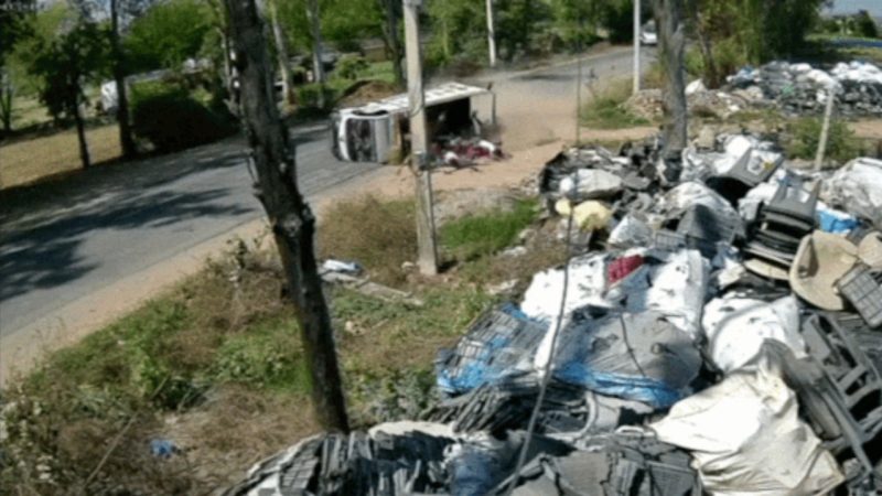 बस की स्पीड़ देखकर डाइवर के उड़े होश, खिलौने की तरह पलट गई सवारियों से भरी पिकअप, होश उड़ा देगा यह Video