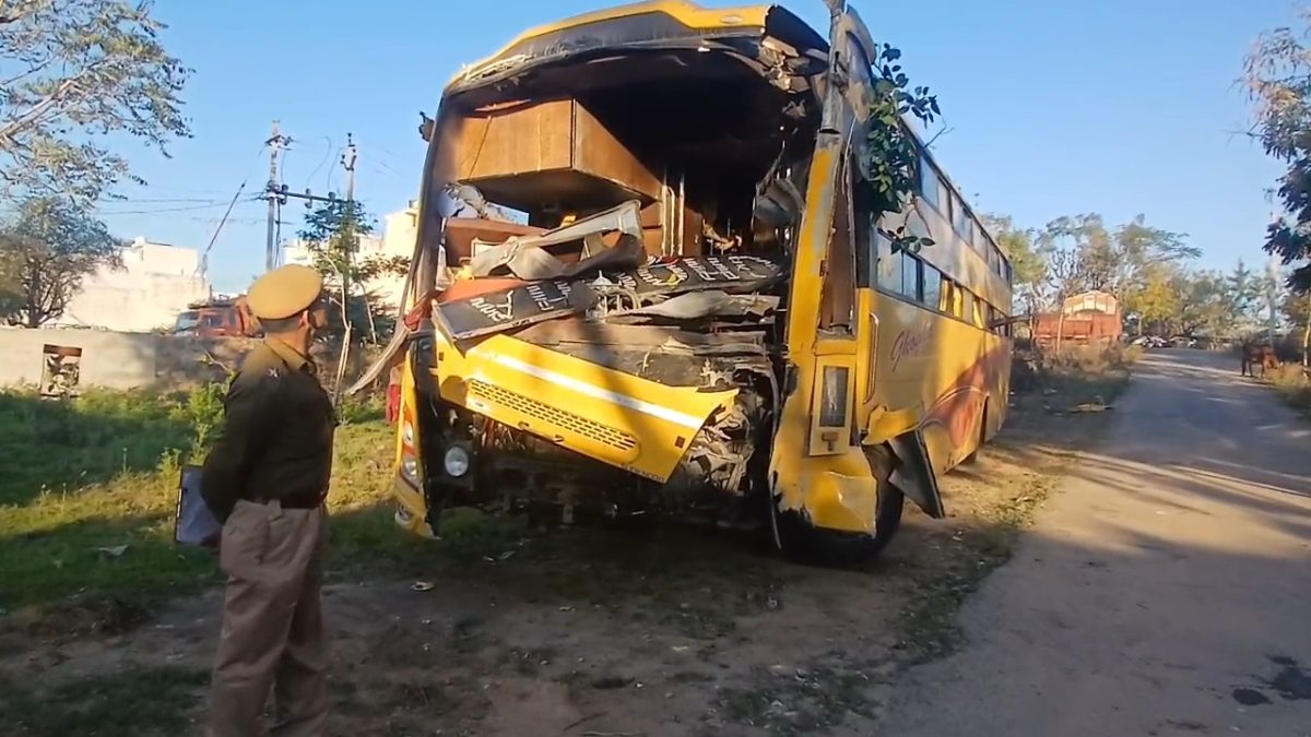 चलती वीडियो कोच बस में चालक को आया हार्ट अटैक, फिर पलटी बस तो मची गई चीख पुकार, जानिए मामला