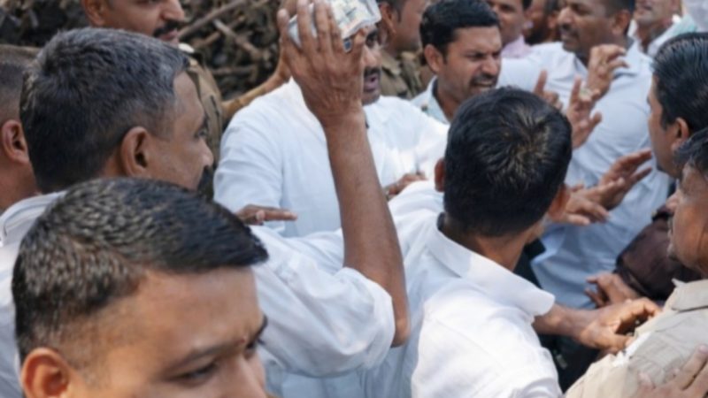 भेड़ बकरियां लेकर पहुंच गए एसडीएम कार्यालय, फिर पुलिस और ग्रामीणों में हुई धक्का मुक्की, जानिए क्यों