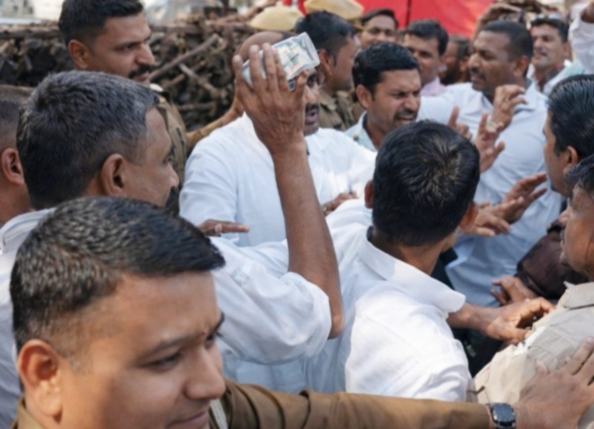 भेड़ बकरियां लेकर पहुंच गए एसडीएम कार्यालय, फिर पुलिस और ग्रामीणों में हुई धक्का मुक्की, जानिए क्यों