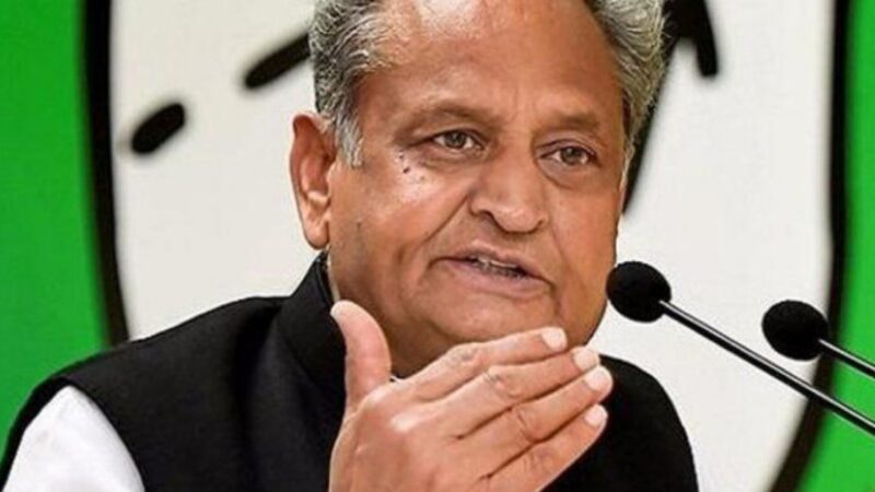 अशोक गहलोत आए बैकफुट पर! राजनीति में परिजनों को लाना चाहिए