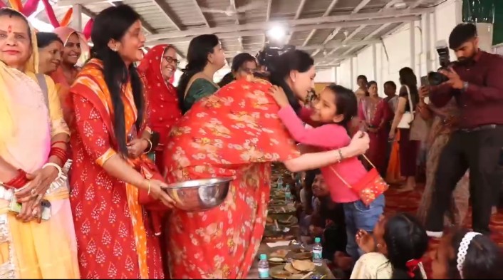 डिप्टी सीएम दिया कुमारी से बच्ची ने रखी अनूठी डिमांड! सुनकर बच्ची को लगा लिया प्यार से गले