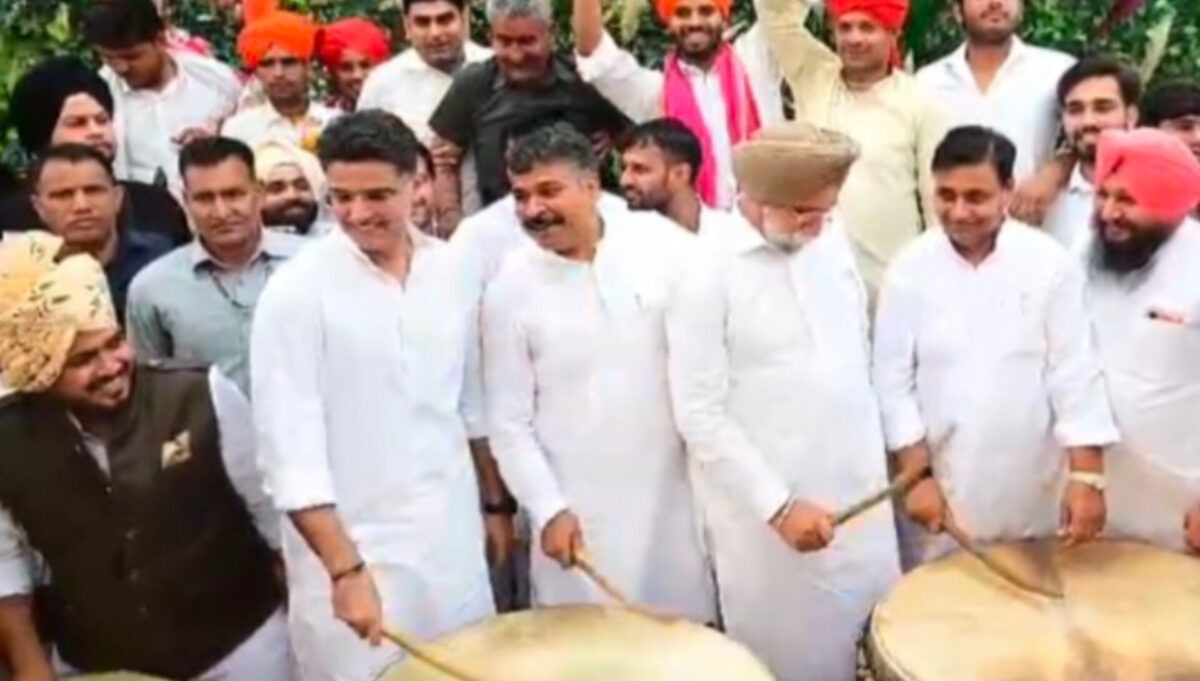 पायलट और जूली ने बजाया जोरदार नगाड़ा! लोगों ने पूछा इतना जोश क्यों?